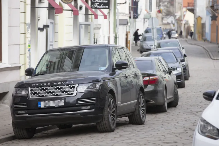 Tume Range Rover ​Vana-Viru tänaval. Foto: