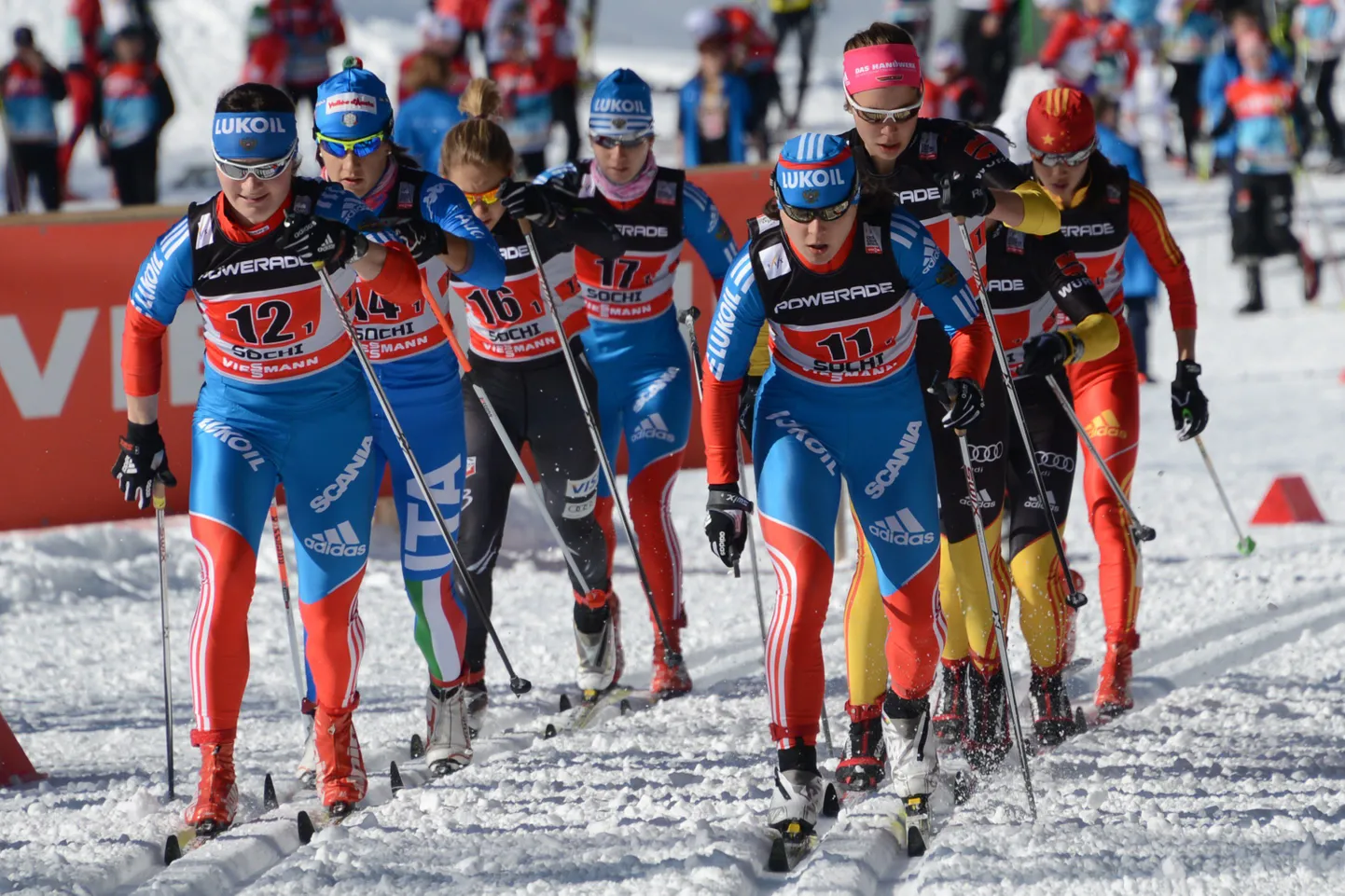 Лыжная гонка. Юлия Иванова - на первом плане справа. Иллюстративный снимок.