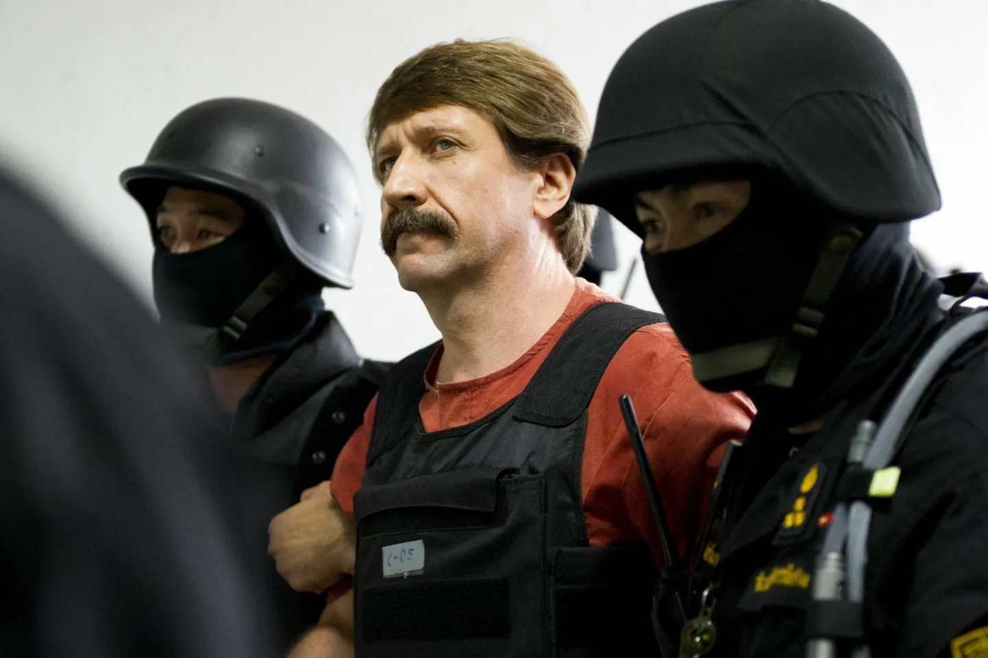 Tai politsei eriüksus saadab Vene relvaärimeest Viktor Buti 2010. aasta sügisel Bangkoki kohtusse, kus arutati tema väljaandmist Ameerika Ühendriikidele. USA mõistis Buti 25 aastaks trellide taha süüdistatuna vandenõus Ameerika kodanike ja ametiisikute tapmiseks ning terrorismi toetamiseks.