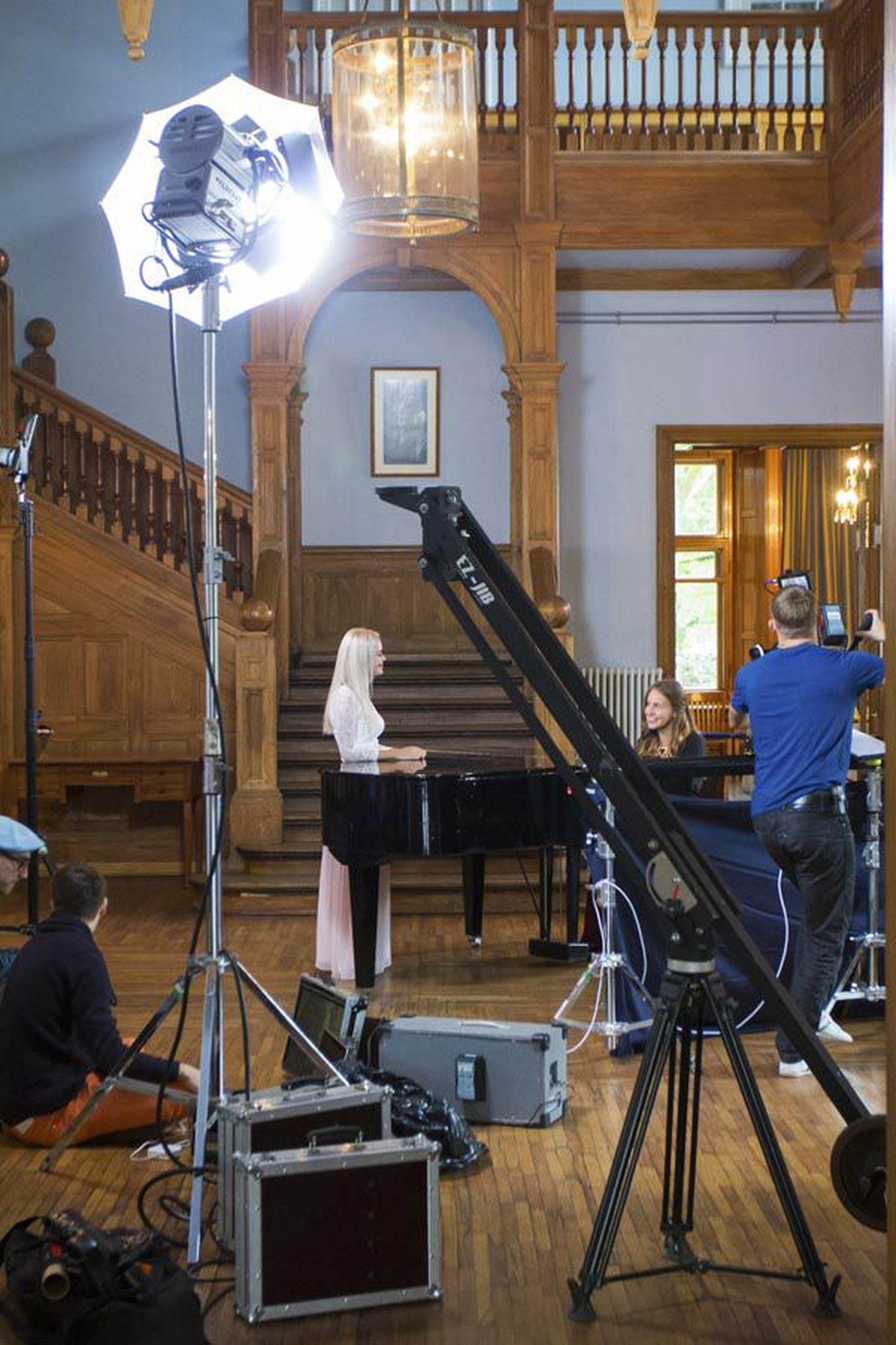 «Lastelaulud Viljandimaal» jõuab tele-eetrisse praeguste plaanide kohaselt oktoobri lõpu poole. Pildil laulab Laura Tiit (vasakul), klaveril musitseerib Eleryn Tiit.