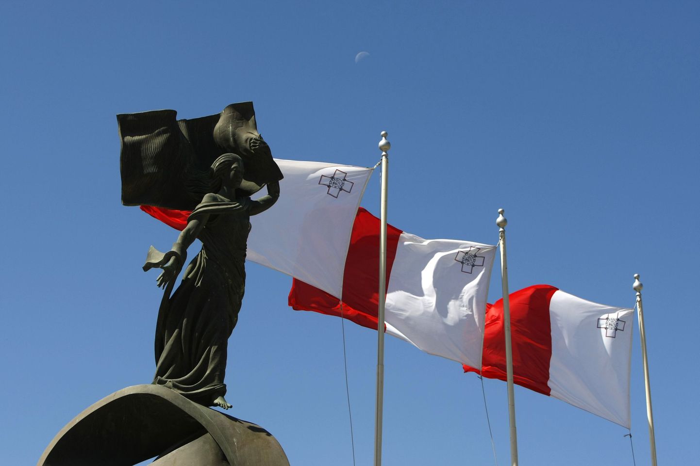 Malta iseseisvusmonument ja lipud.