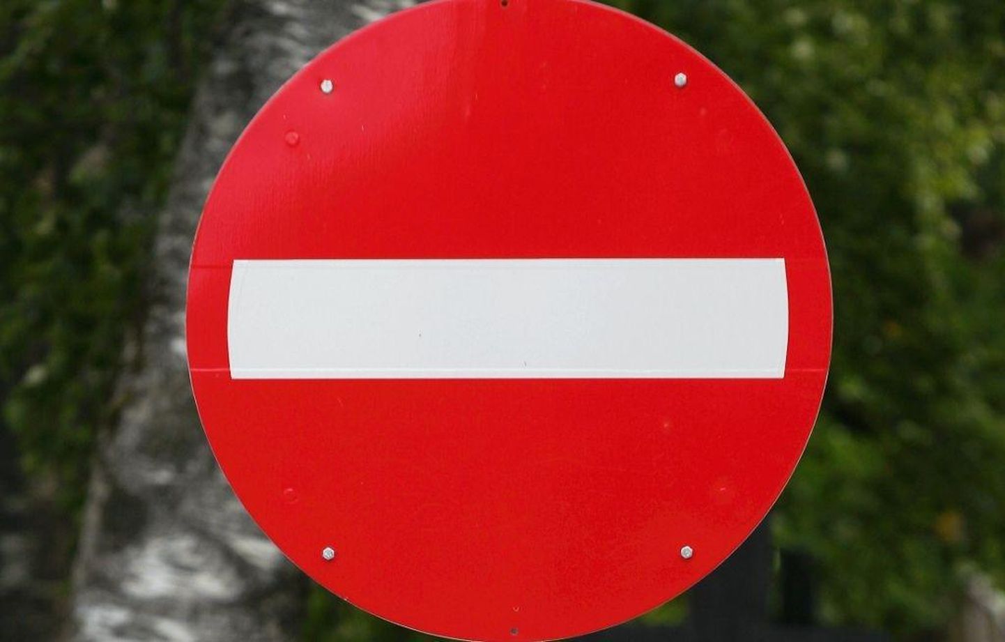 Liiklusmärk "Sissesõidu keeld", mida rahvasuus telliskiviks hüütakse.