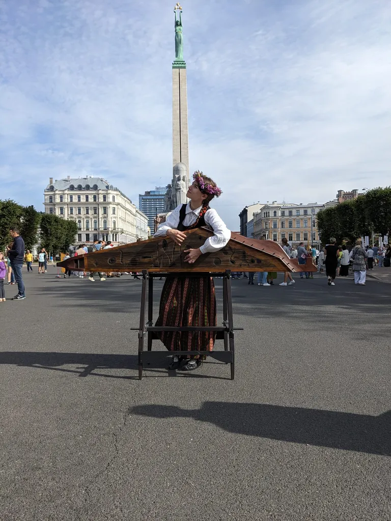 Koklētāja Malvīne Mantiniece ar Dižkokli pie Brīvības pieminekļa