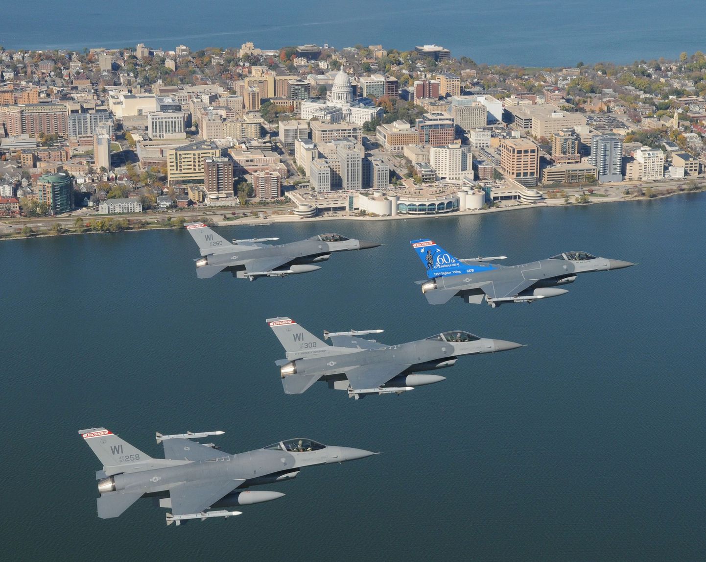 Ameeriklaste F-16C hävituslennukid Wisconsini pealinna Madisoni kohal.