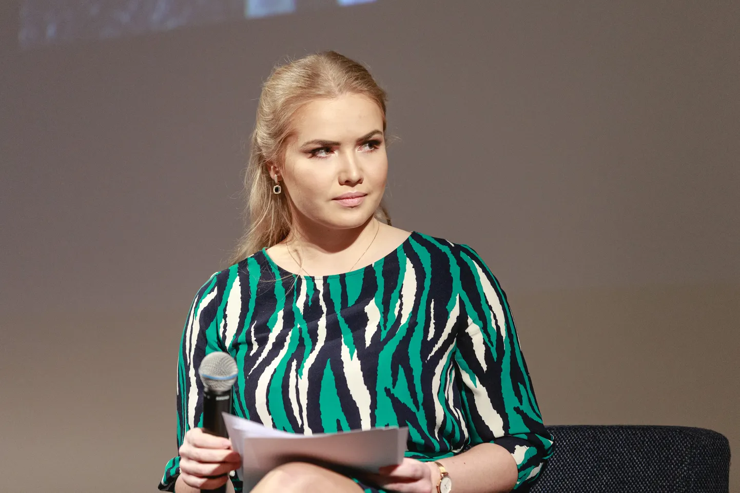 Vägivalla ohver Laura Tallinnas Eestimaa naiste kongressil oma lugu rääkimas.