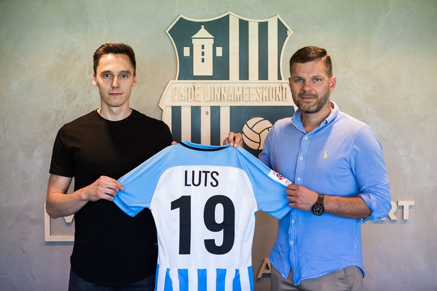 Siim Luts (vasakul) ja Paide linnameeskonna president Veiko Veskimäe lõid käed ning Eesti üks tippmängijaid hakkab ammust koduklubi esindama numbri all 19.