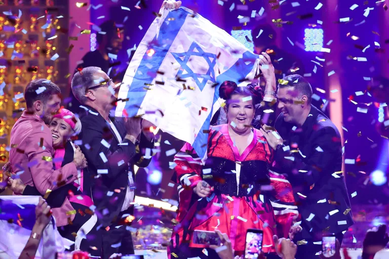 Eurovisiooni lauluvõistlusel esikohale tulnud Iisraeli laulja Netta Barzilai tunneb koos oma fännide ja toetajatega võidust rõõmu.