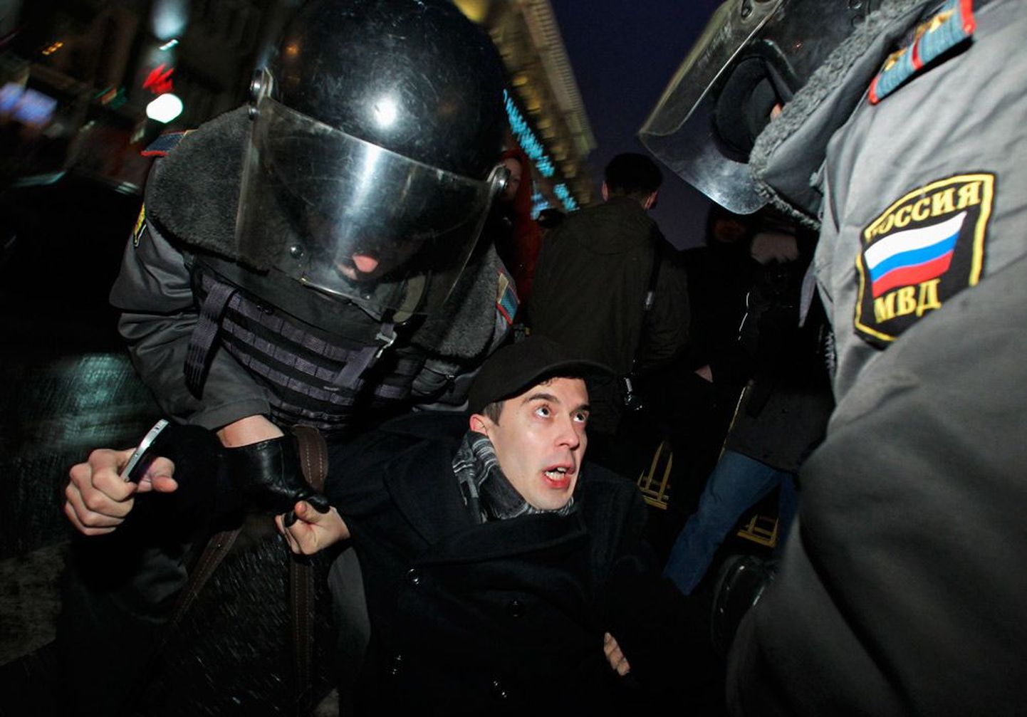 Politseinikud pidasid Moskva kesklinnas eile õhtul kinni kümneid opositsiooniaktiviste, kes avaldasid sanktsioneerimata miitingul meelt valimistel toimunud rikkumiste vastu.