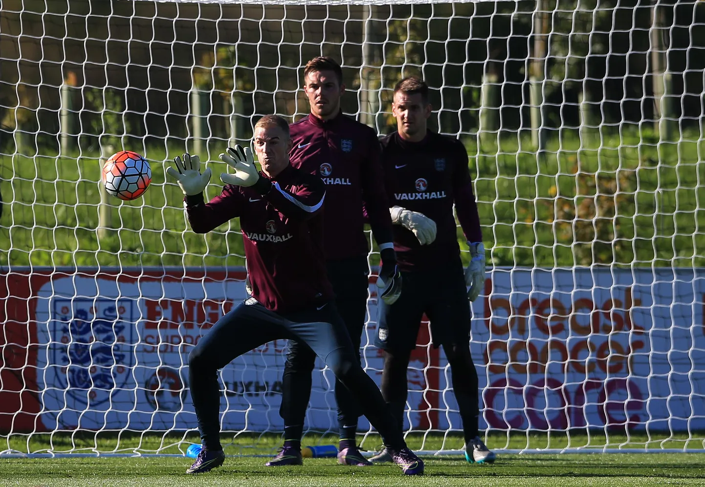 Inglismaa jalgpallikoondis treenis neljapäeva hommikul mänguks Eestiga ilma Wayne Rooneyta. Esiplaanil Joe Hart.