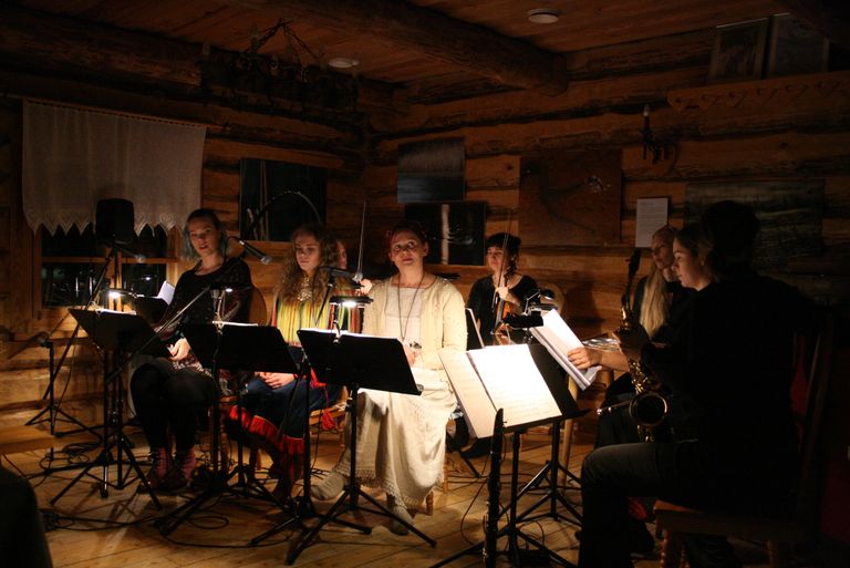 Vabariigi aastapäeva kontsert "Kuni päike ärkab" sarjast "Heli ja keel" Seto tsäimajas.