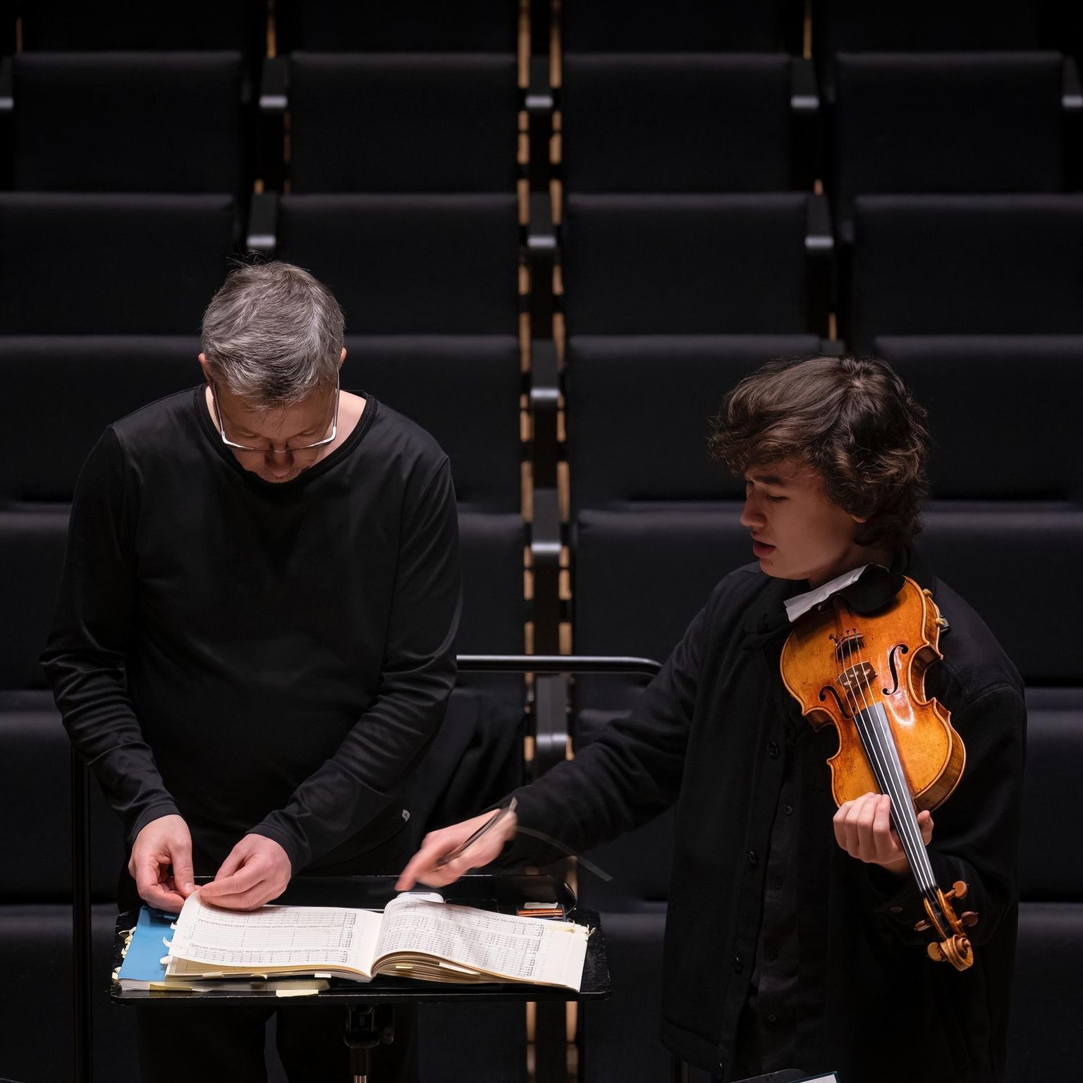 Dirigent Olari Elts ja solist Daniel Lozakovich arutavad proovis, kuidas õhk paremini viiulisse sisse saada.