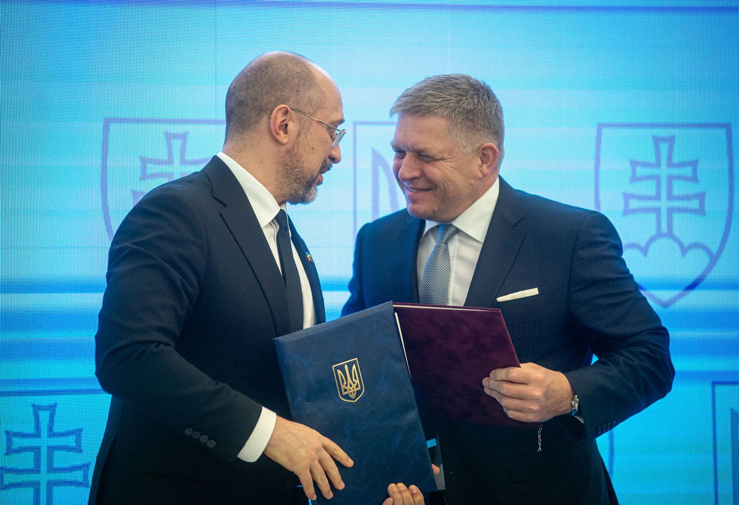Ukraina peaminister Denõs Šmõhal (vasakul) ja Slovakkia peaminister Robert Fico (paremal) täna kohtumisel Michalovces.