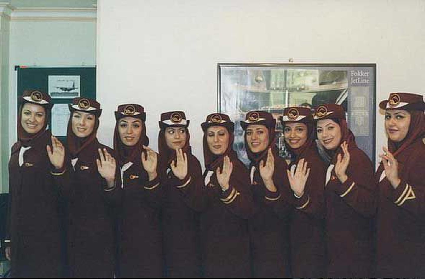 Iran Airi stjuardess koos pilootidega lennuki uksel.