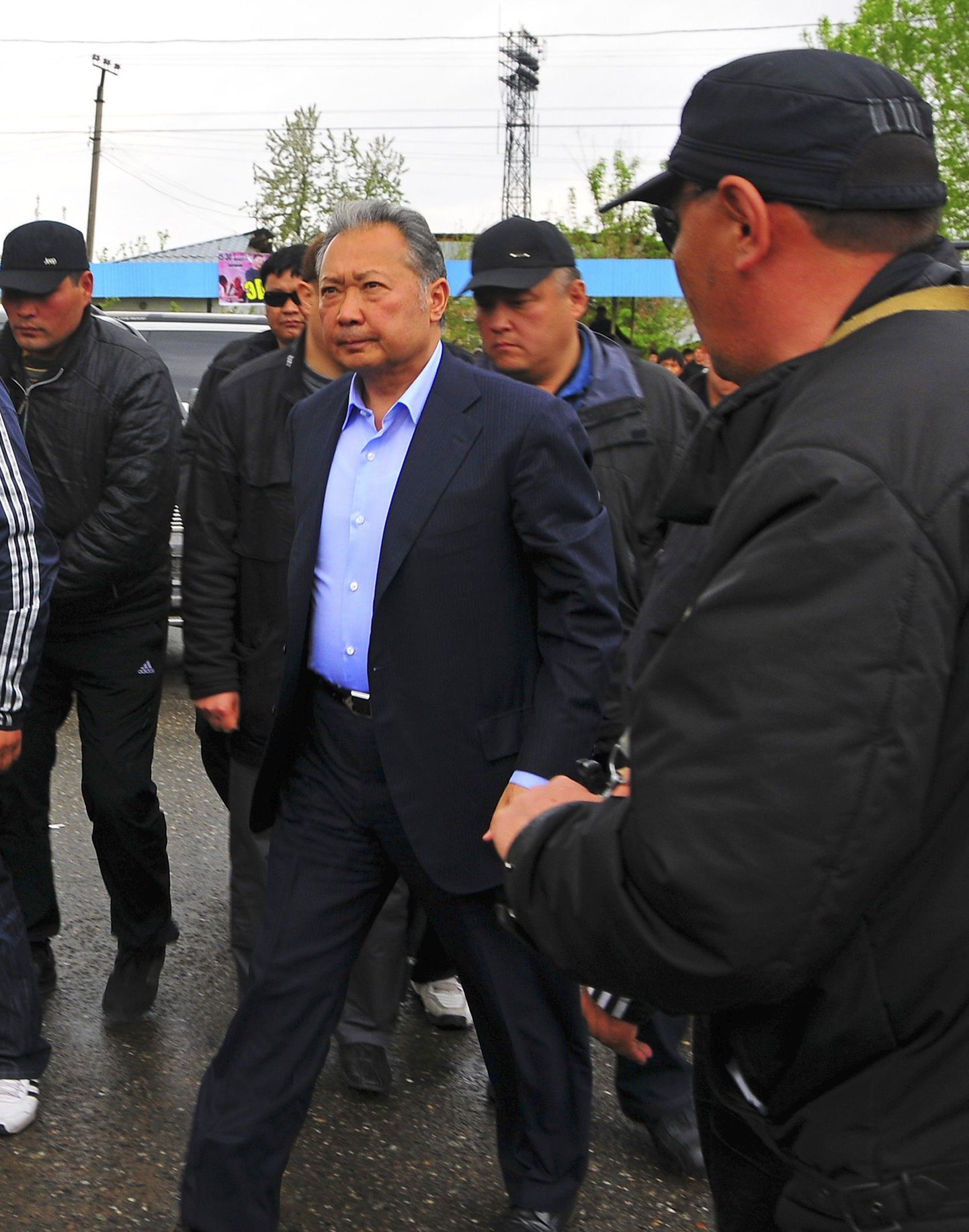 Lisaks Kõrgõzstani ekspresidendile Kurmanbek Bakijevile (keskel) varjab end Minskis ka tema vend Žanõš.