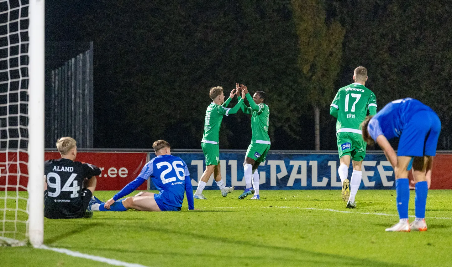 Tammeka esindusmeeskonnale oli Paidele alla jäämine oktoobri teiseks kaotuseks kahe võidu kõrvale. Selle kuu esimene kaotus võeti vastu Levadia vastu, kes sai lõpuvile järel tähistada liiga võitu.