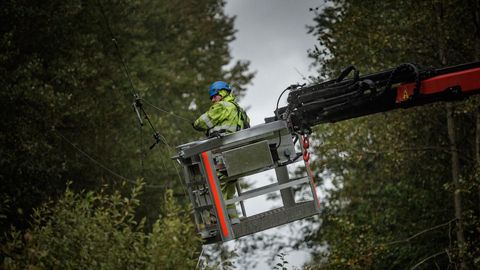 REPORTAAŽ ⟩ Pikad ööd ja paduvihm ehk kuidas saab peale tormi elektri tagasi?