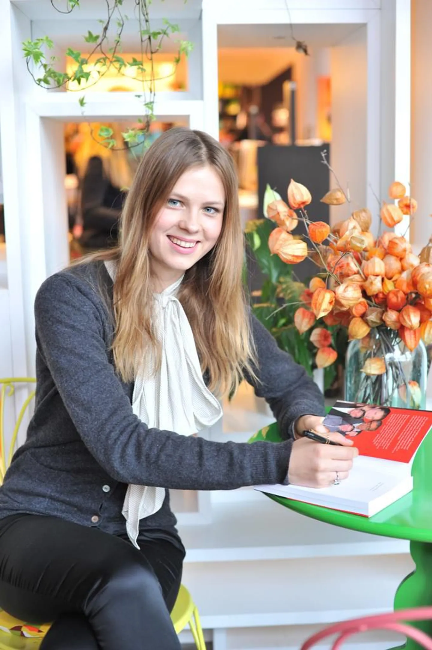 Katrin Lust-Buchanan jagas autogramme Elu24 pastakaga.