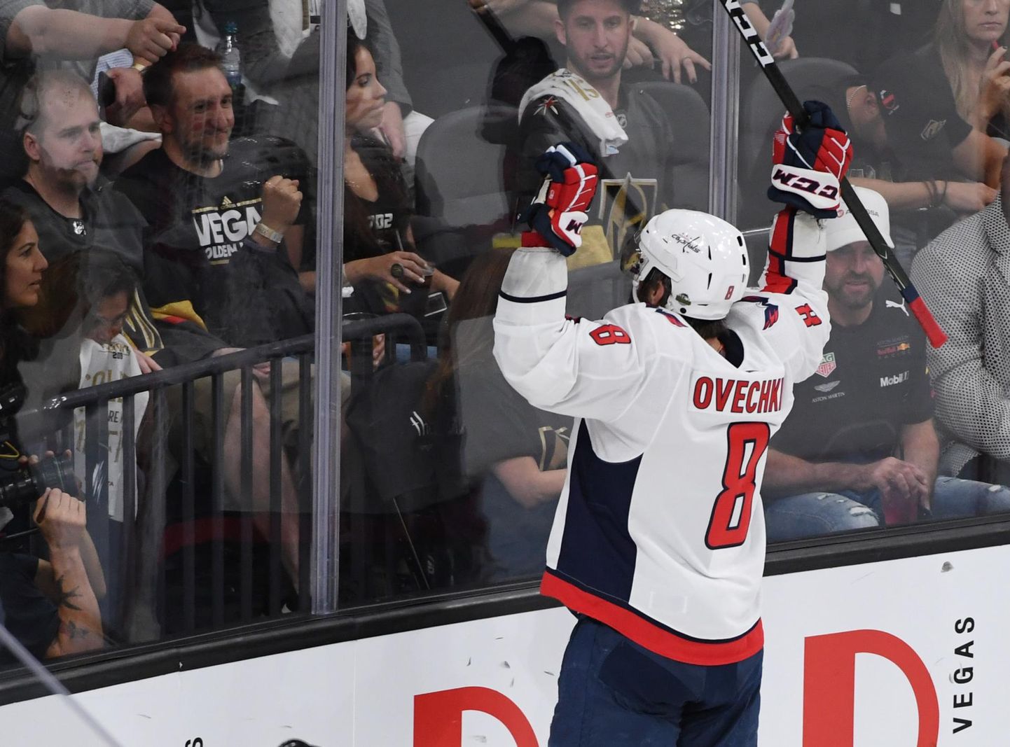 Aleksandr Ovetškin viskas pika NHLi-karjääri esimese finaalivärava. FOTO: Stephen R. Sylvanie/Usa Today Sports/Scanpix