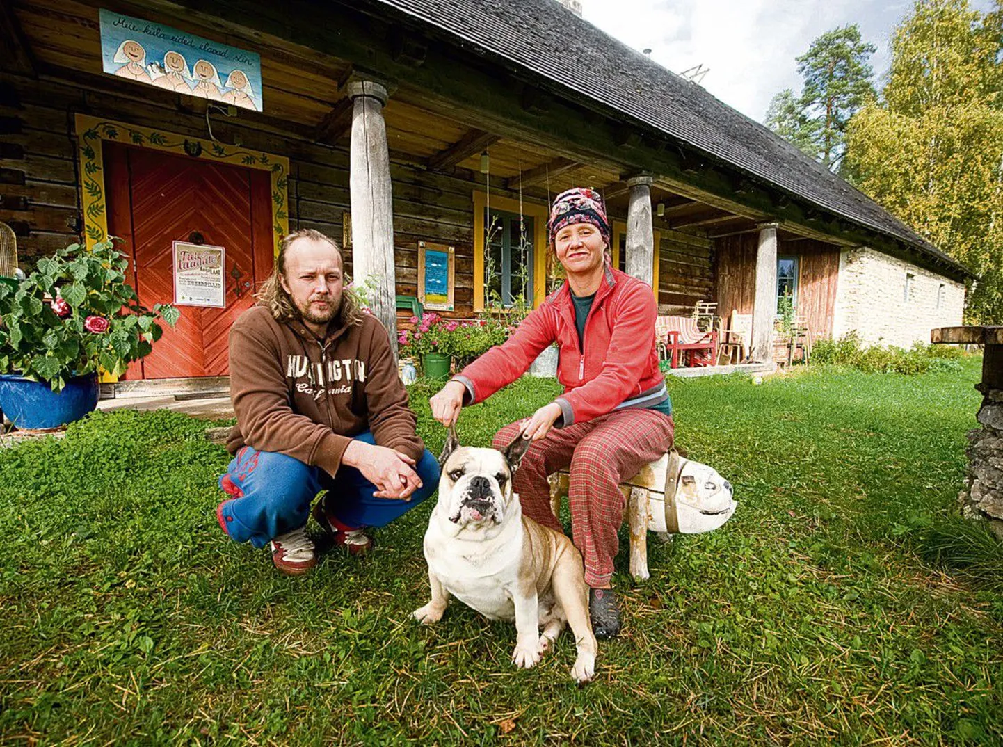 Kunstihinged: Ave Nahkur koos elukaaslase Impsi ja inglise buldogi Veltsiga oma taluhoovis.
