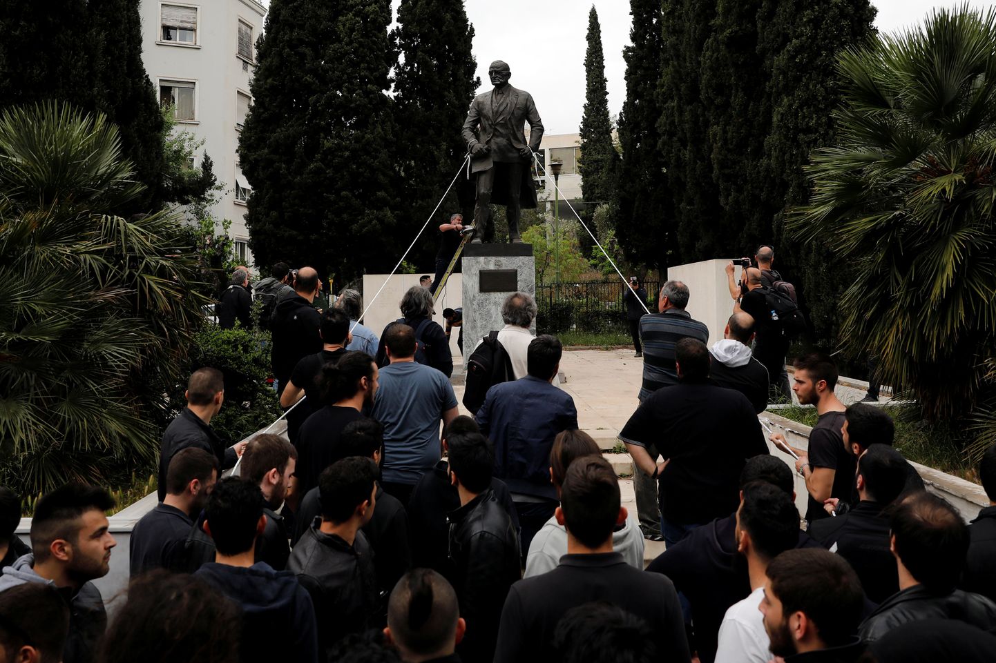 Kreeka kommunistliku partei toetajad püüdsid USA endise presidendi Harry Truman kuju maha võtta köisi kasutades.