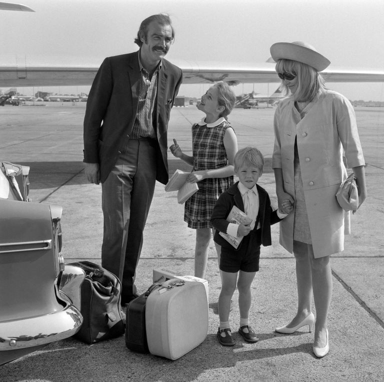 Sean Connery 1967. aastal koos toonase abikaasa Diane Cilento ja naise tütre Gigiga (9) esimeses abielust ning paari ühise poja Jasoniga (4).  