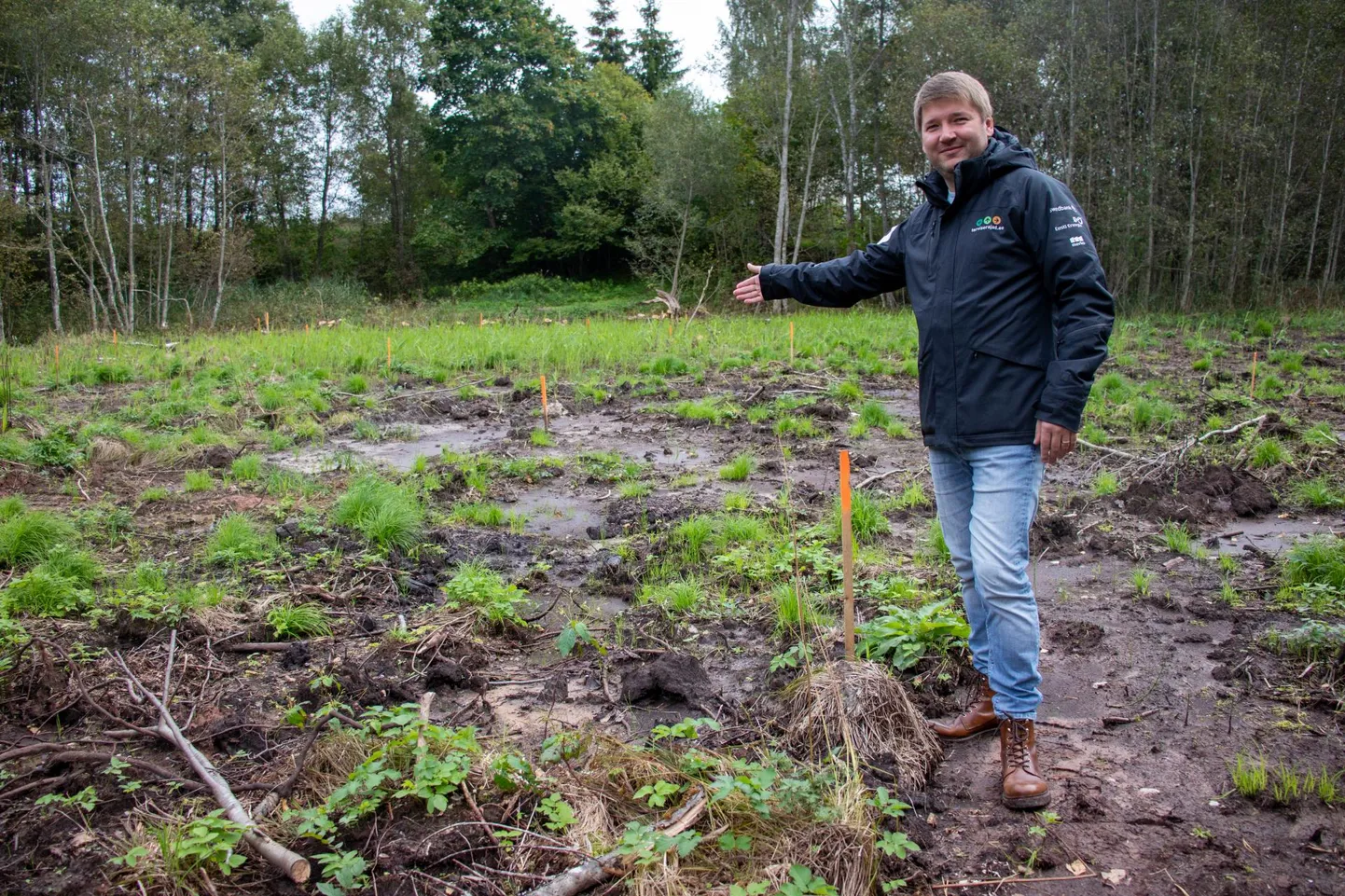 Kastre vallavanem Priit Lomp osutab kohale, kuhu tuleb tiik, millest hakatakse 1,8 kilomeetri kaugusele terviseradade juurde vett pumpama.