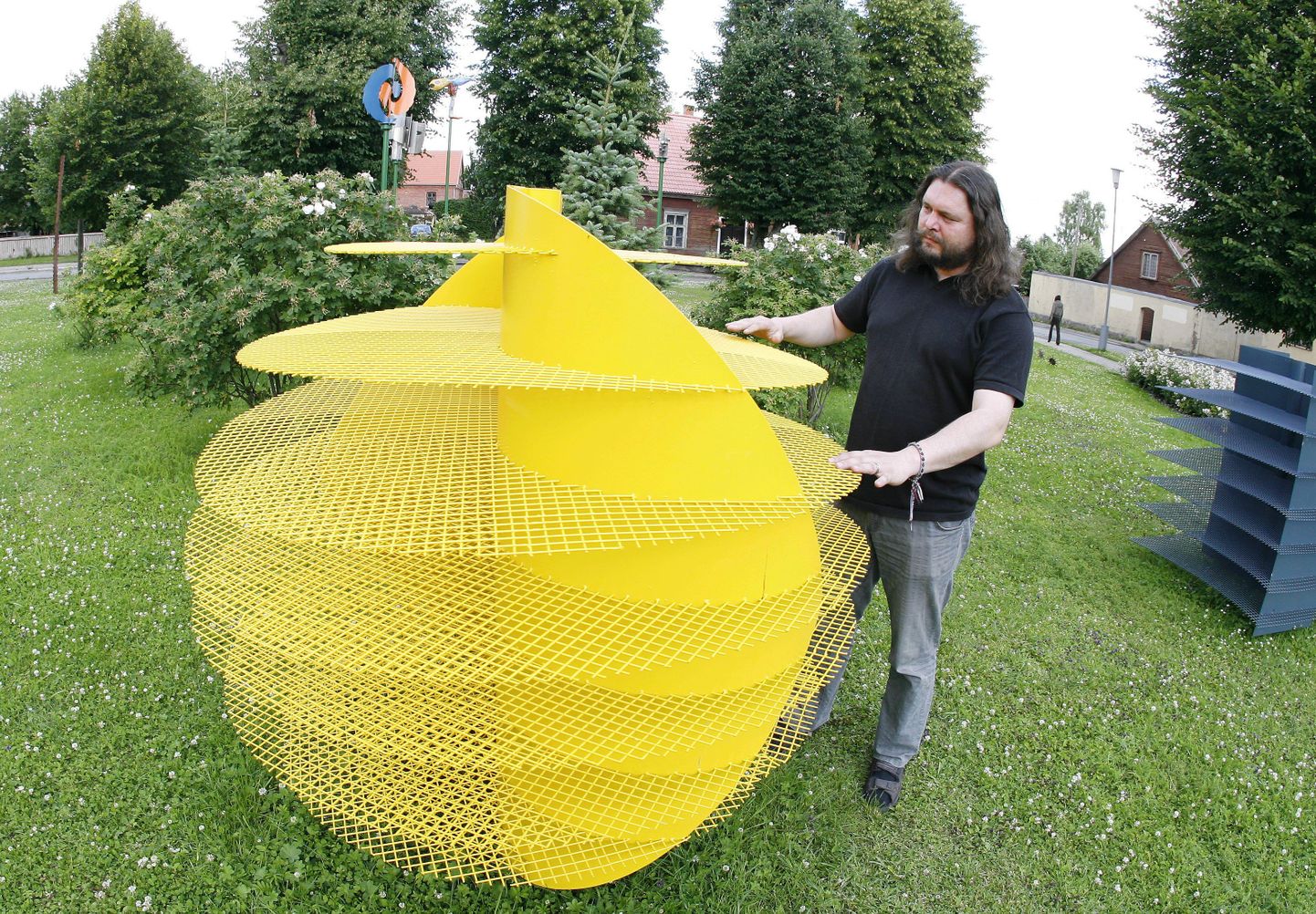 Peeter Leinbocki skulptuur, mille juures kultuuriakadeemia direktor Anzori Barkalaja seisab, on üks näide loomeinimeste ja tööstuse koostööst: idee autor on kunstnik, kuid teostaja Viljandi Metall.