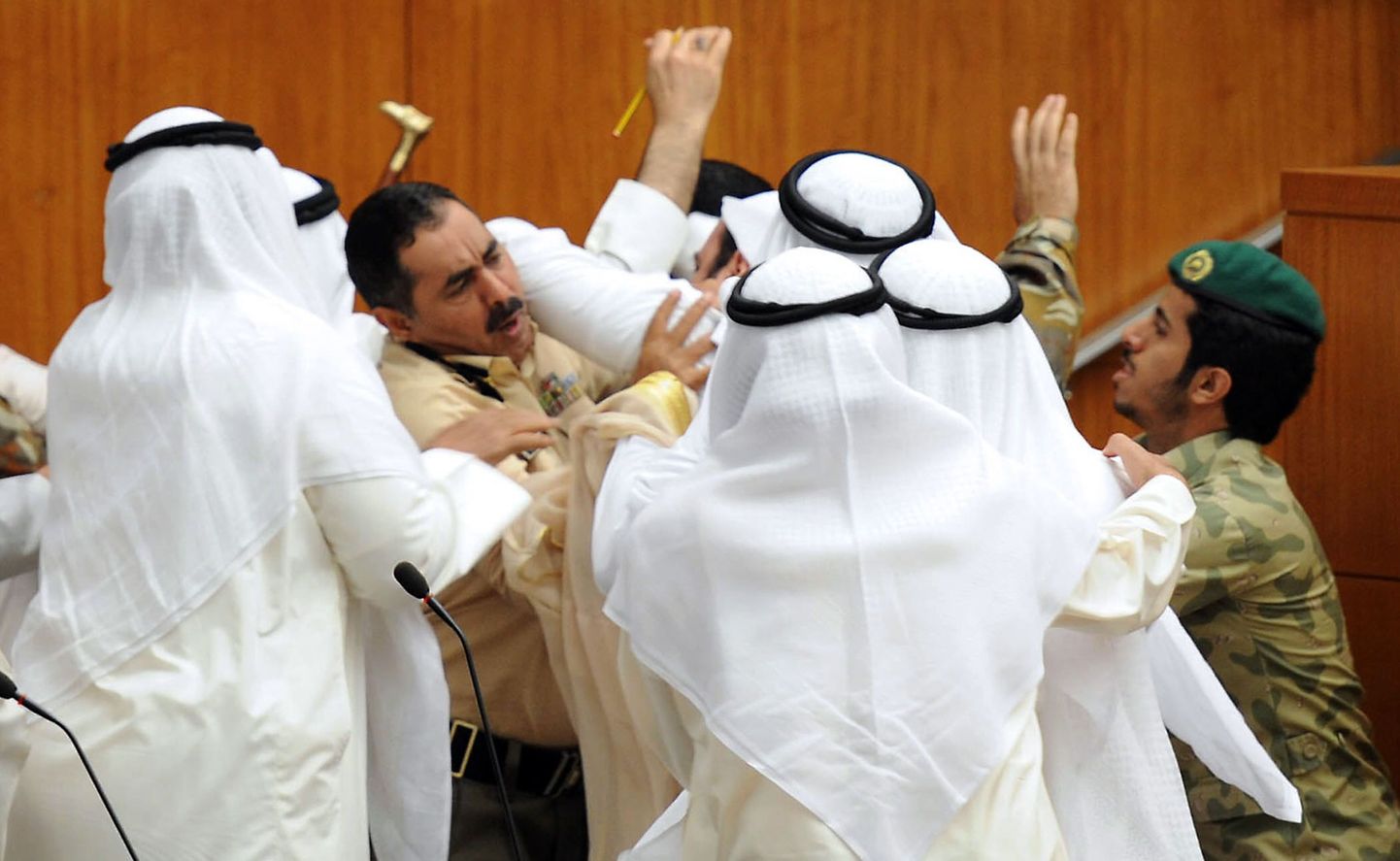Kaklejate lahutamine Kuveidi parlamendis