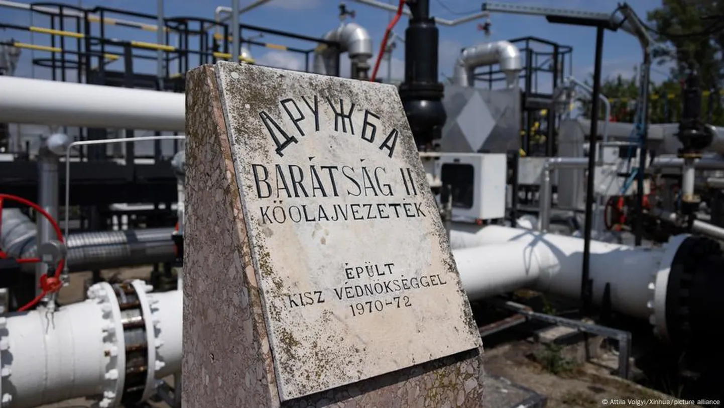 Памятный камень в честь нефтепровода "Дружба" в городе Сазхаломбатта в Венгрии