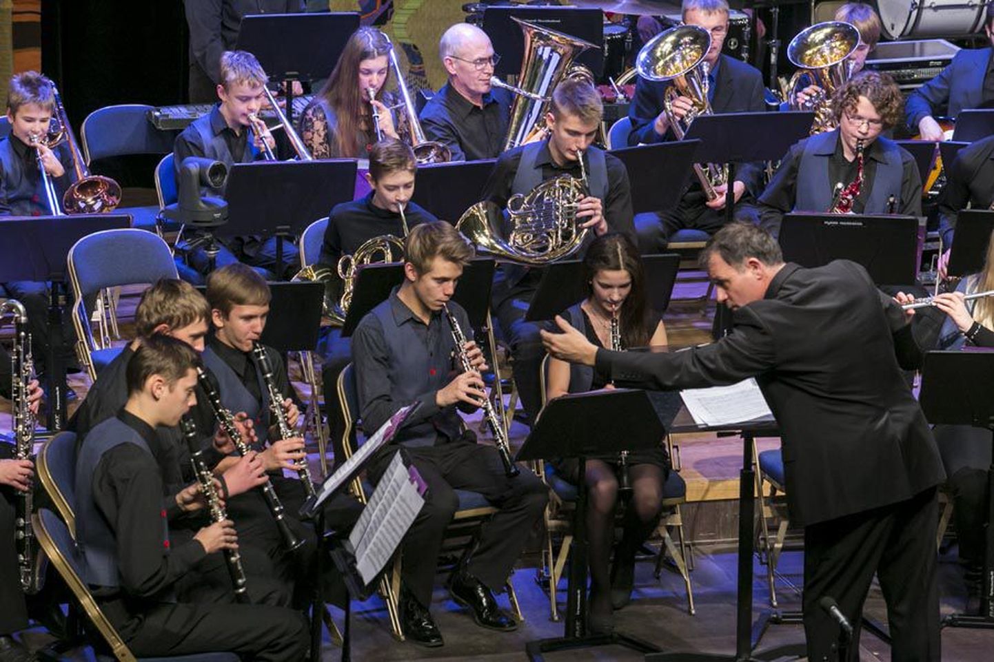 Viljandi noorte sümfooniaorkester paneb proovile Centrumi kaubanduskeskuse akustika.