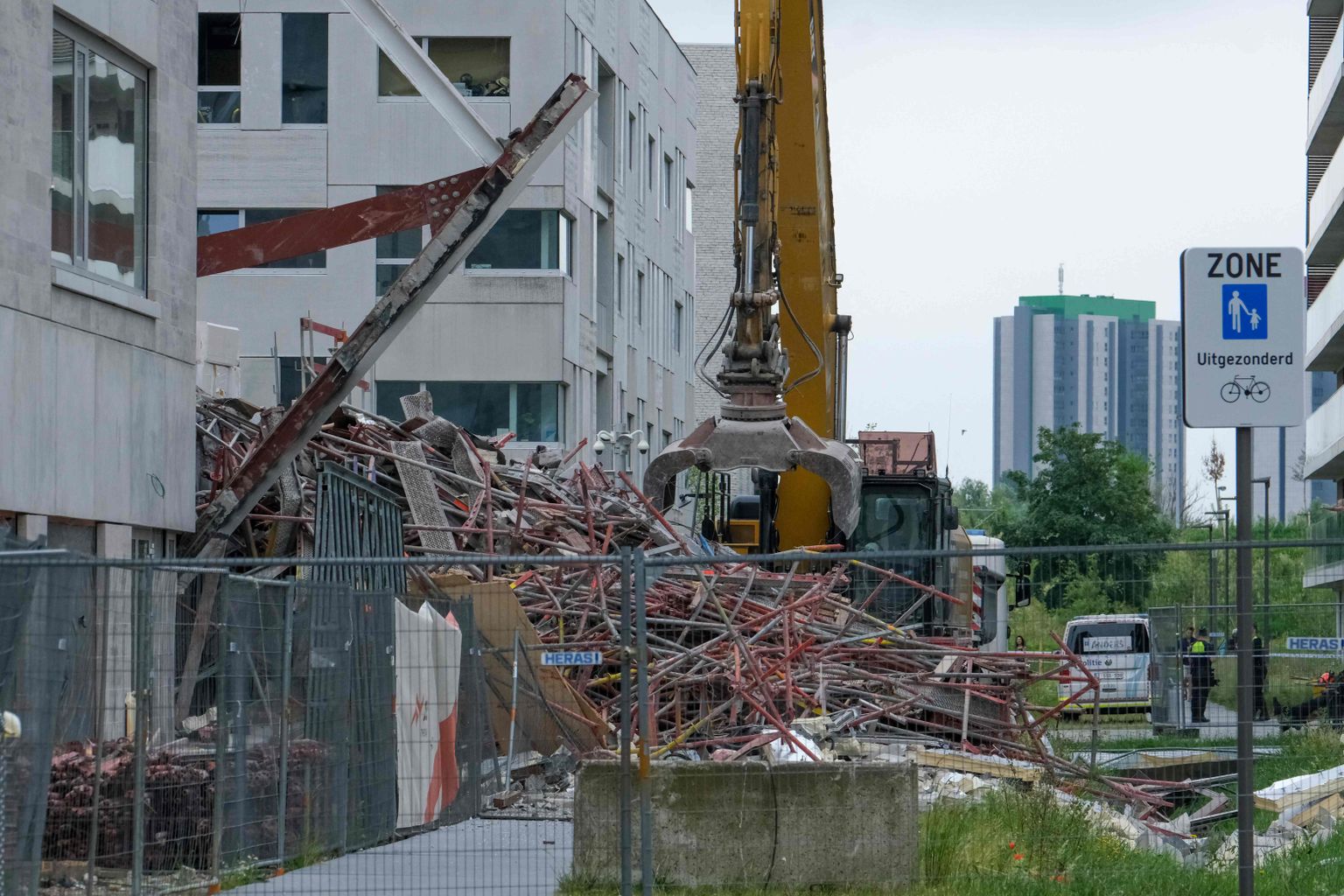 Osaliselt kokku varisenud ehitusjärgus koolihoone Antwerpenis.