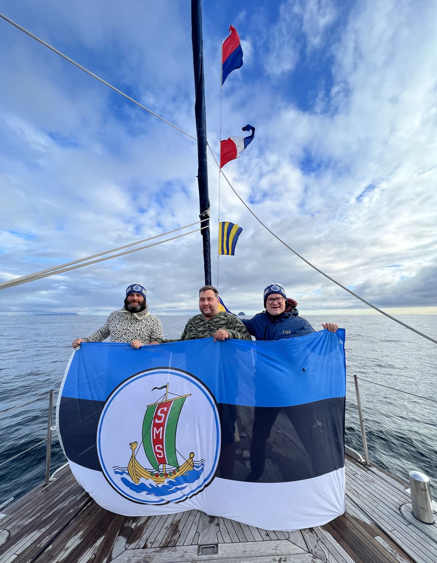 PRIIT KUUSK, MÄRTEN VAIKMAA JA TIIT PRUULI Saaremaa merispordi seltsi lipuga.