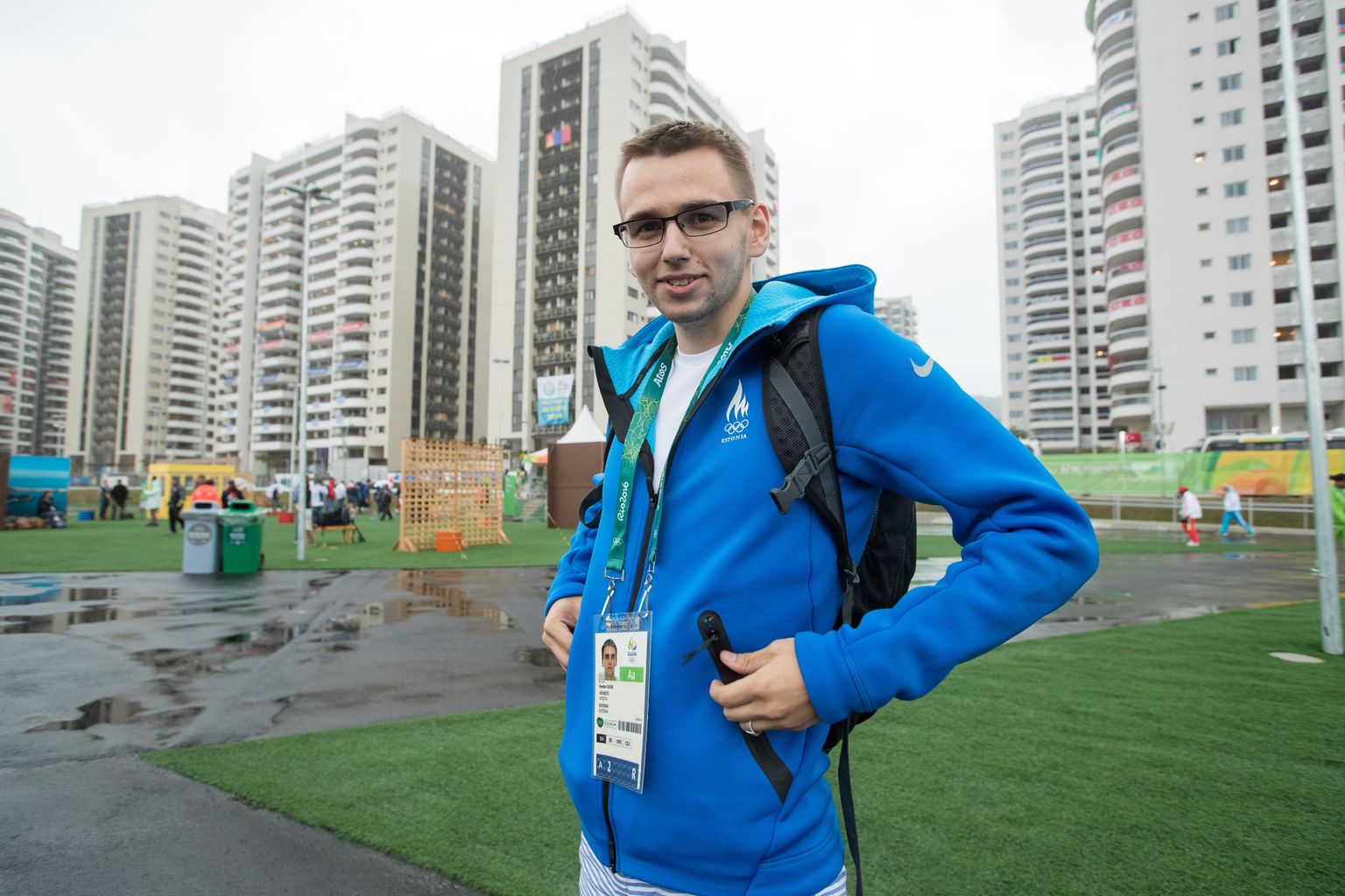 Peeter Olesk olümpiaküla ees.
