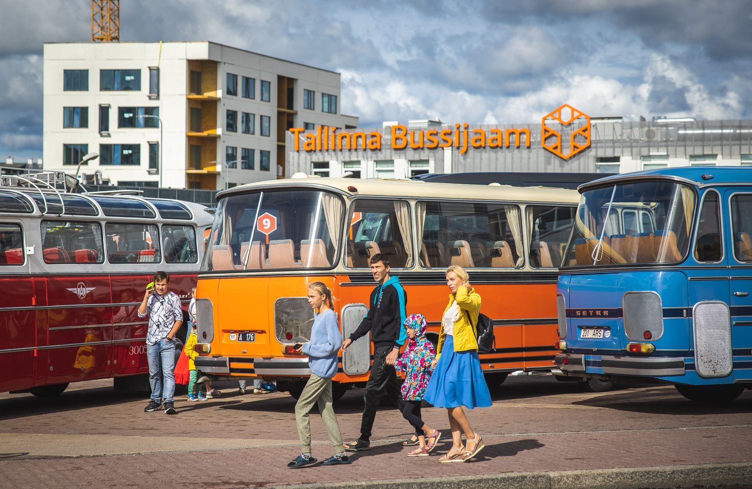 T grupp OÜ отмечает 30-летие своего бренда Cargobus на Таллиннском автовокзале.