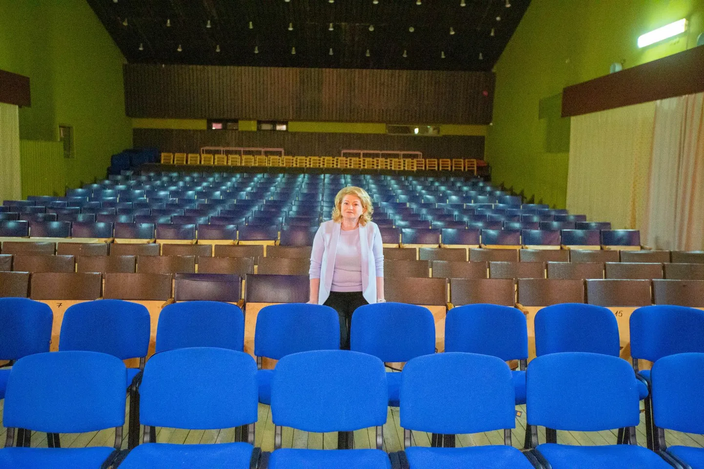 Aseri rahvamaja kunstiline juht Galina Simoniš arvas, et rahvamaja müük ja nende kolimine kooli on läbimõtlemata otsus. Tal on kaasamõtlejad, petitsioonile on allkirja andnud ligi tuhat inimest.
