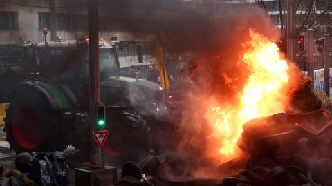 VIDEO ⟩ Põllumehed ummistavad Brüsseli eurokvartalis tänavaid ja põletavad rehve