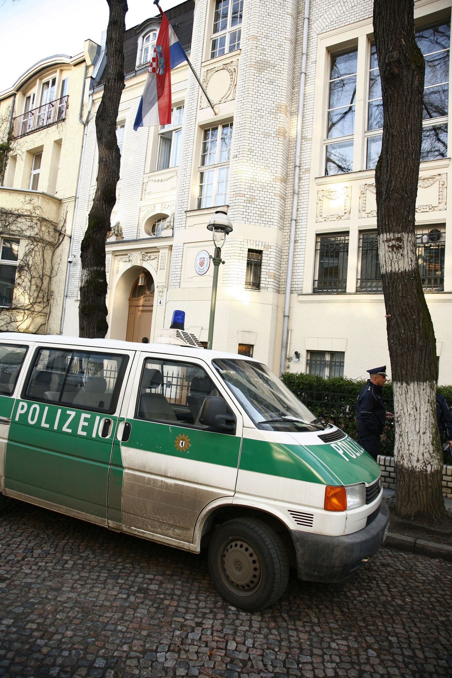 Politseiauto Horvaatia suursaatkonna ees Berliinis.