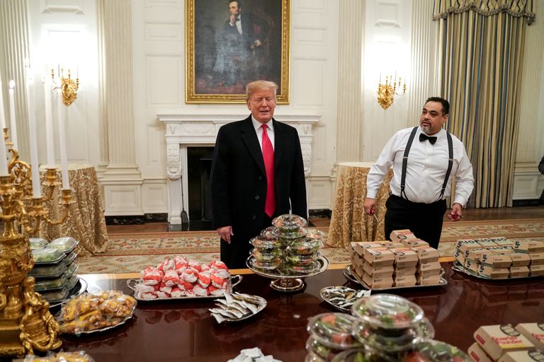 Donald Trump pakkus Valges Majas ameerika jalgpalluritele hamburgereid