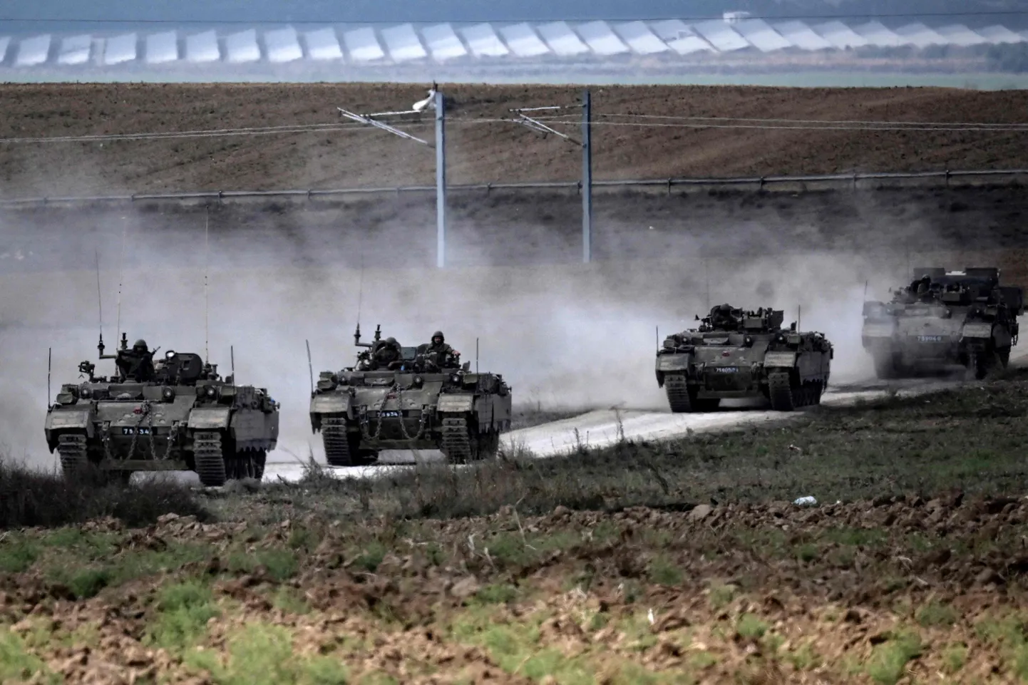 Izraēlas armijas militāro bruņutransportieru kolonna netālu no Gazas robežas Izraēlas dienvidos. 2023. gada 14. oktobrī.