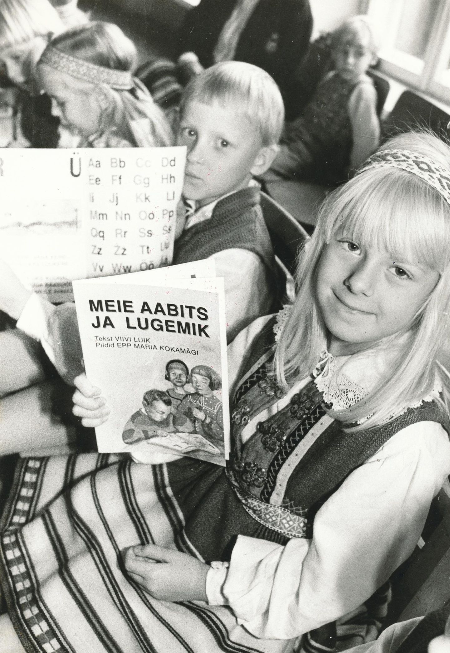 Oli aasta 1992 ja Eesti äsja taas vaba: koolijütsid on kätte saanud Soomes trükitud kirjanik Viivi Luige ja kunstnik Epp Maria Kokamäe aabitsa.