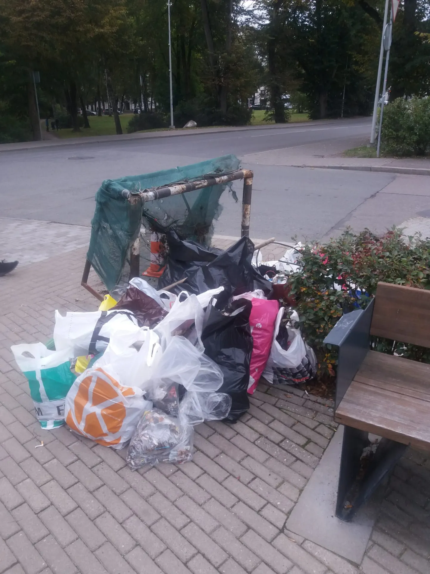 Ööl vastu reedet toodi Johan Pitka monumendi juurde suur hulk prügi.
