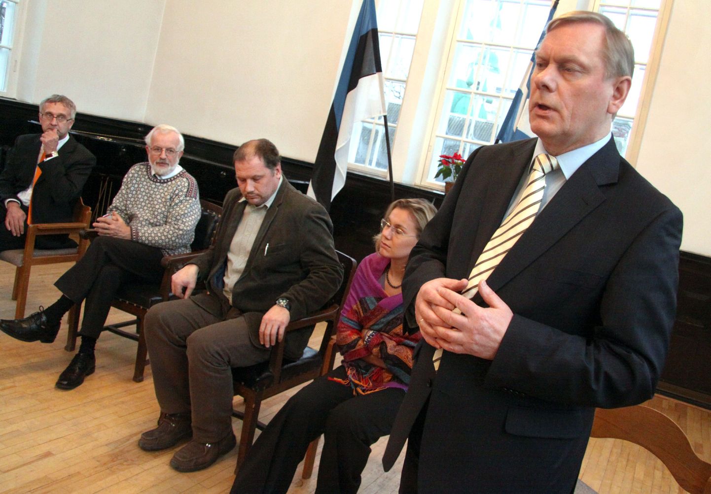 Pärnu raekojas kohtusid rahvaga Pärnumaalt valitud riigikogu saadikud Väino Linde (vasakult), Mark Soosaar, Mart Jüssi, Kadri Simson ja Trivimi Velliste.