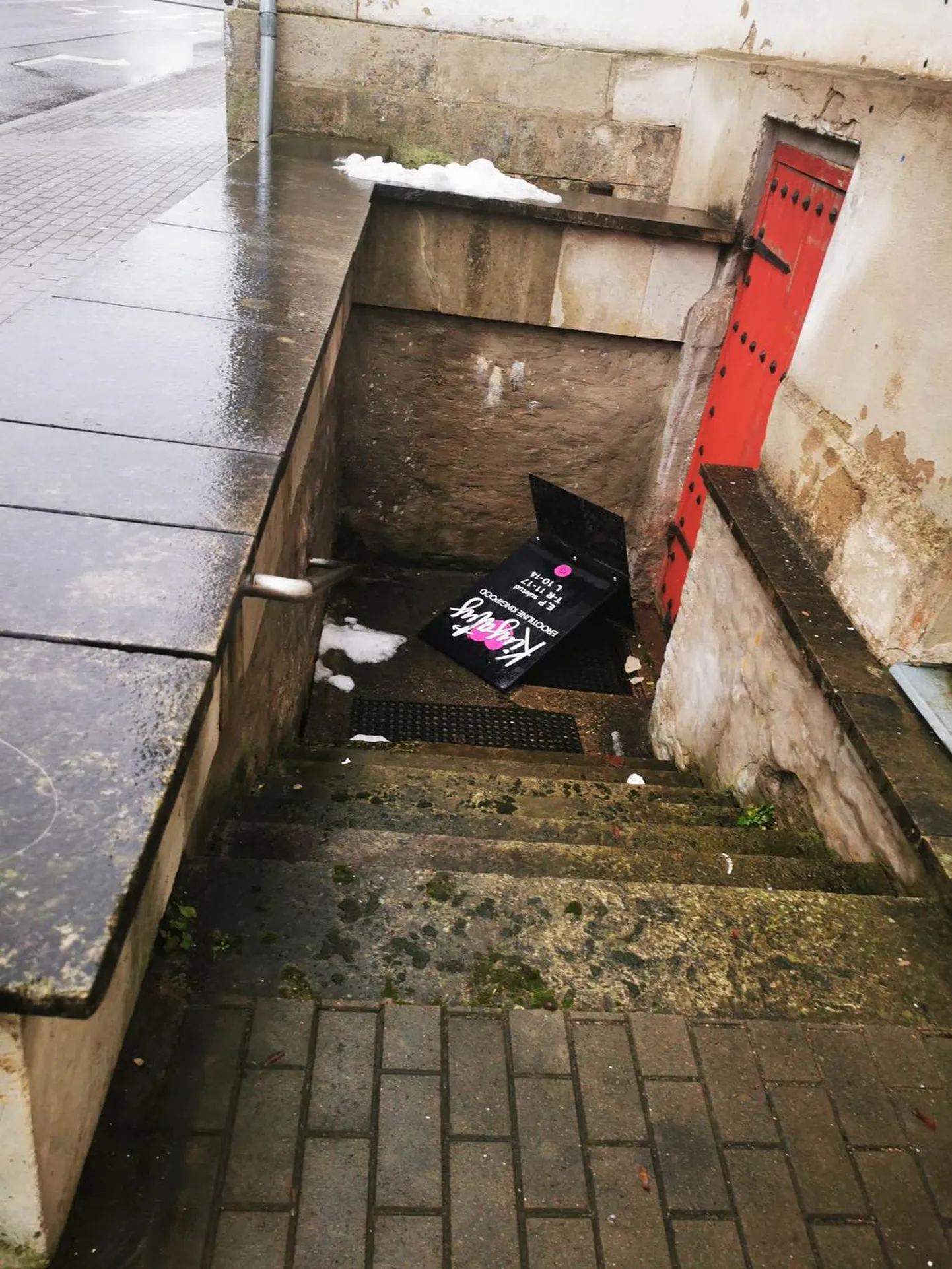 Poe reklaamstend oli visatud maja nurgataha treppidele