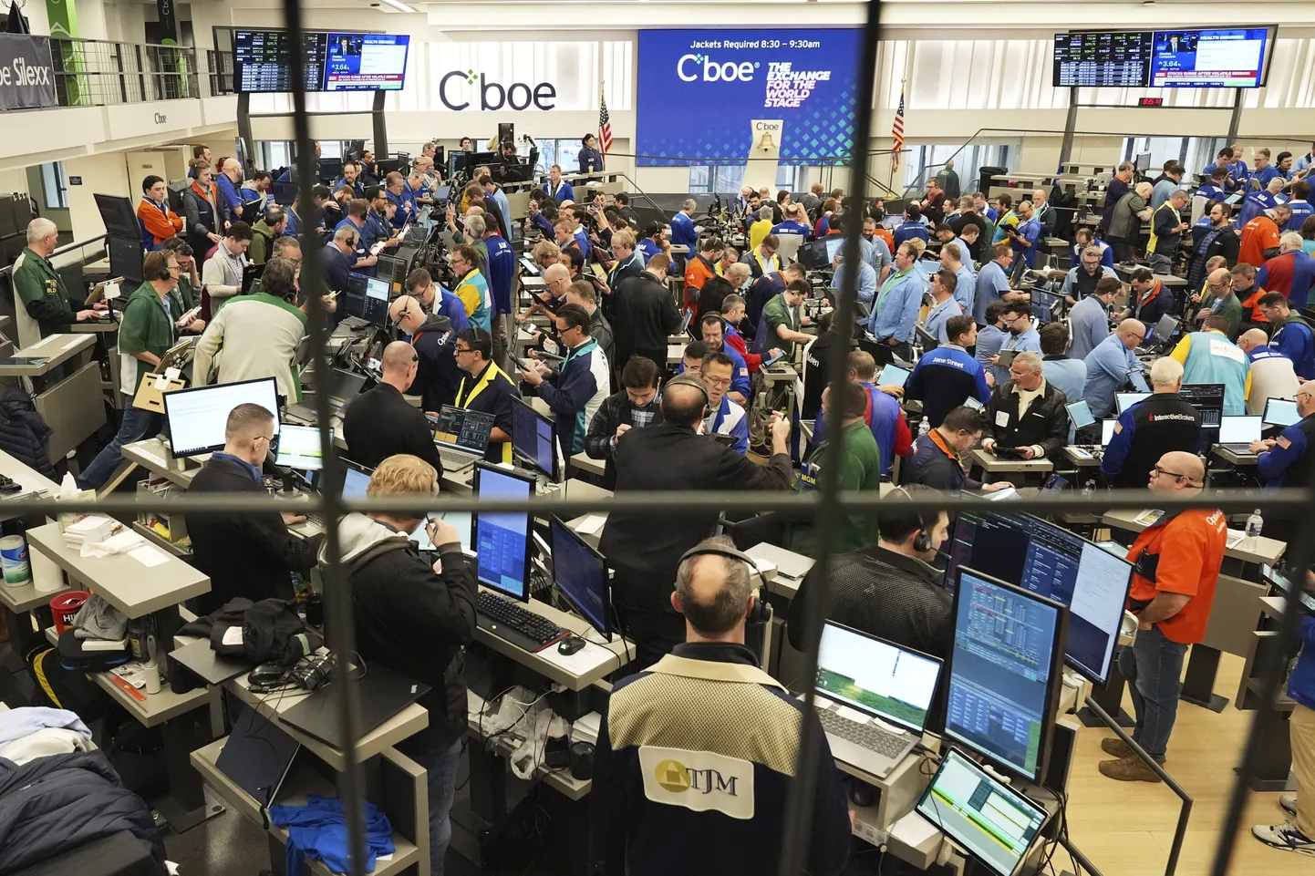 Kauplejad töötavad optsioonidega kauplemise saalis Cboe Global Marketsis Chicagos teisipäeval, 8. aprillil 2025.