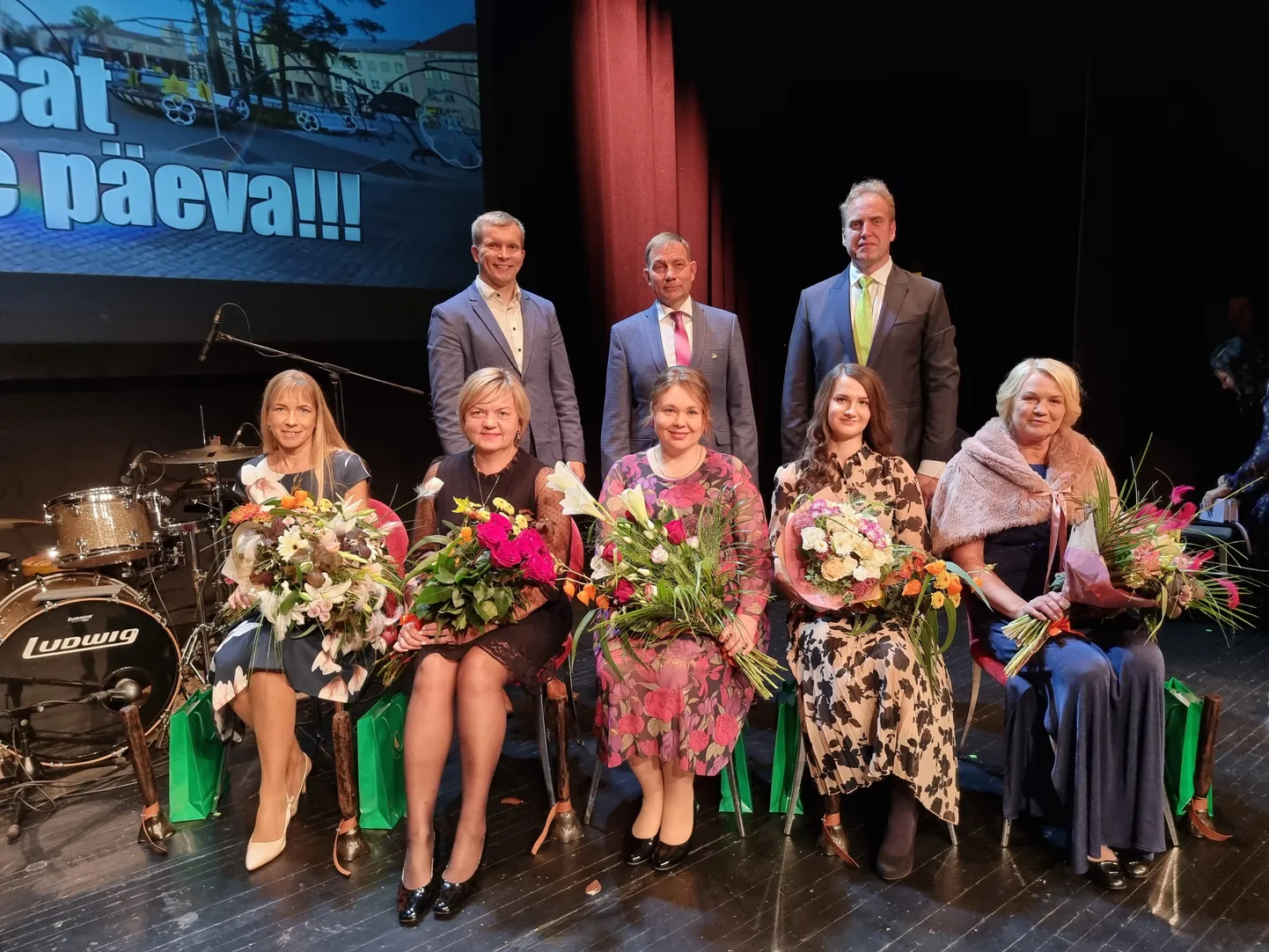 Pildil esireas vasakult: Liis Orro, Inga Kirss, Veronika Popova, Elise Võsu, Hille Saarepuu. Tagumine rida vasakult linnavolikogu esimees Anti Haugas, abilinnapea Sixten Sild ja linnapea Anti Allas.