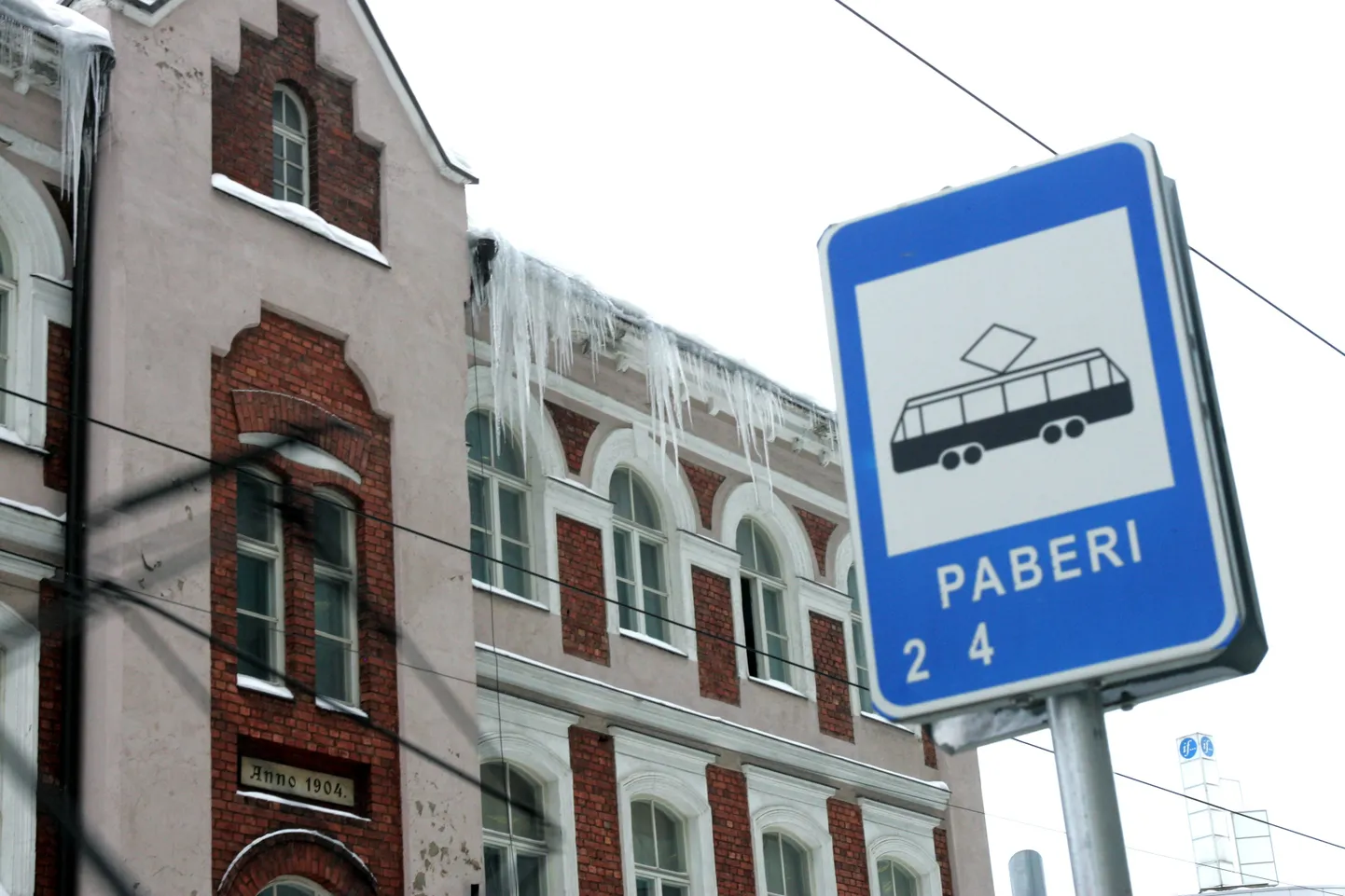 Teravad jääpurikad Tartu maanteel Paberi trammipeatuses asuva koolihoone katusel.
