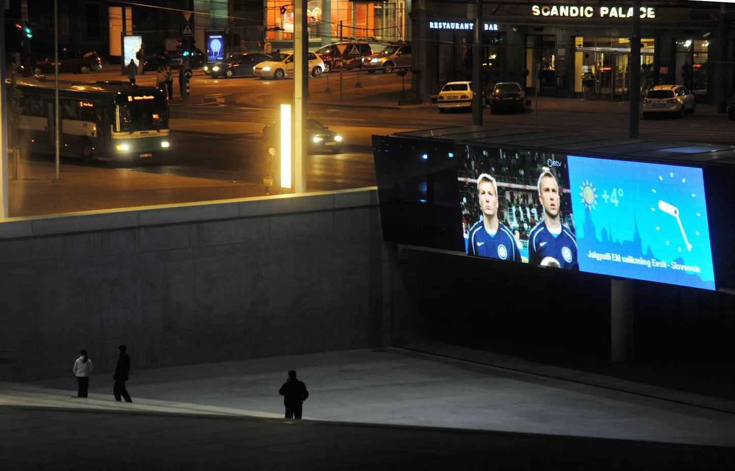 Suur ekraan Vabaduse väljakul, pildil on Eesti-Sloveenia EM-valikmäng.