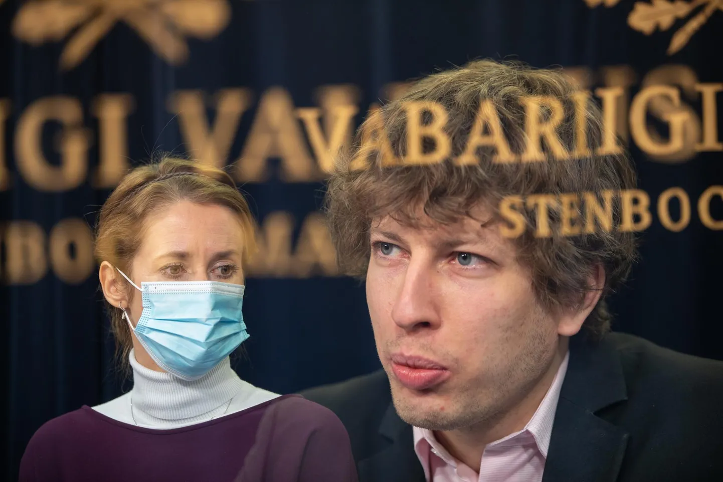 Vabariigi valitsuse pressikonverents Stenbocki majas. Peaminister Kaja Kallas (RE), paremal tervise- ja tööminister Tanel Kiik (KE).