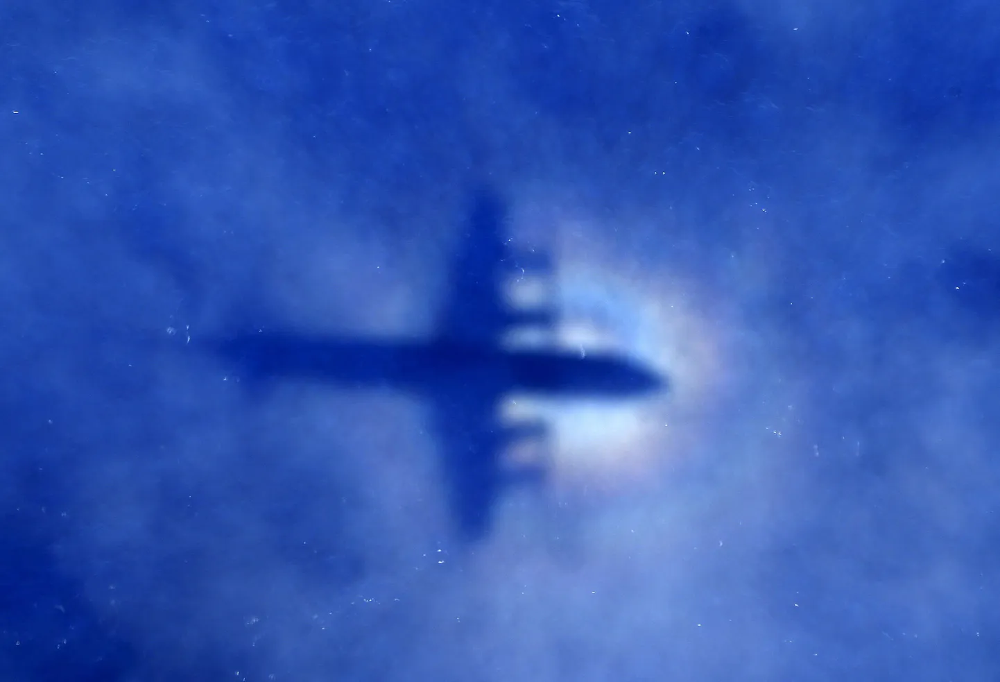 Möödunudaastane pilt MH370 otsimisoperatsiooni ajast. Pildil on Uus-Meremaa sõjaväelennuki peegeldus.
