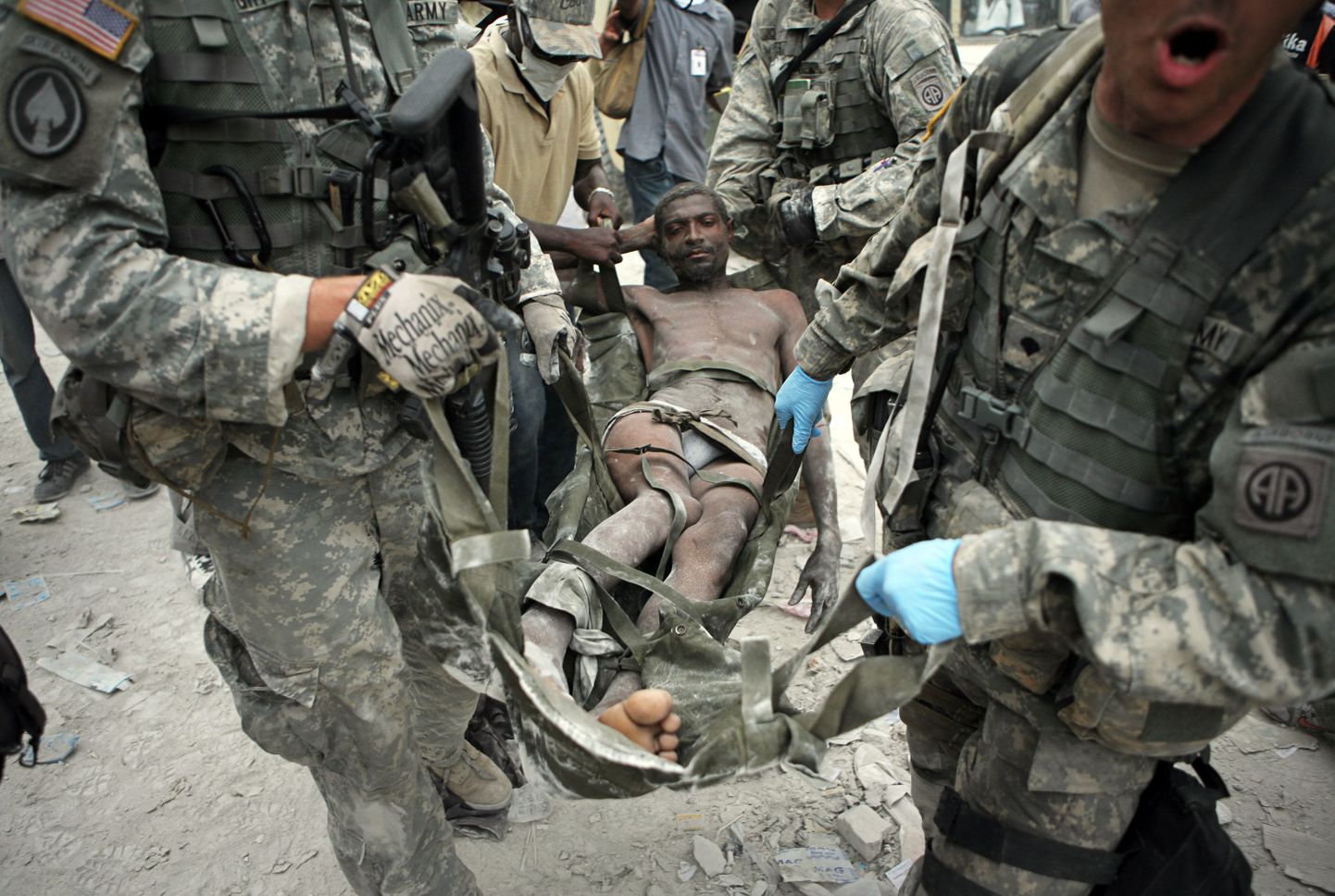 USA sõdurid aitamas Haiti maavärinas rusude alla jäänud kohalikku